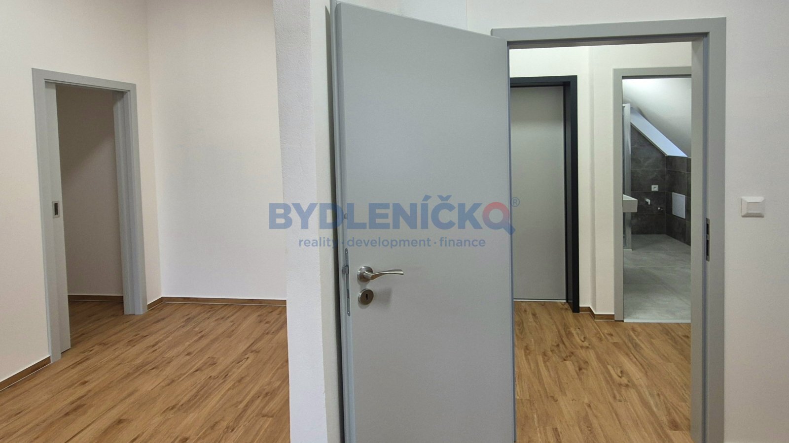 Pronájem podkrovního bytu 2+kk, 64m2, v hist. domě