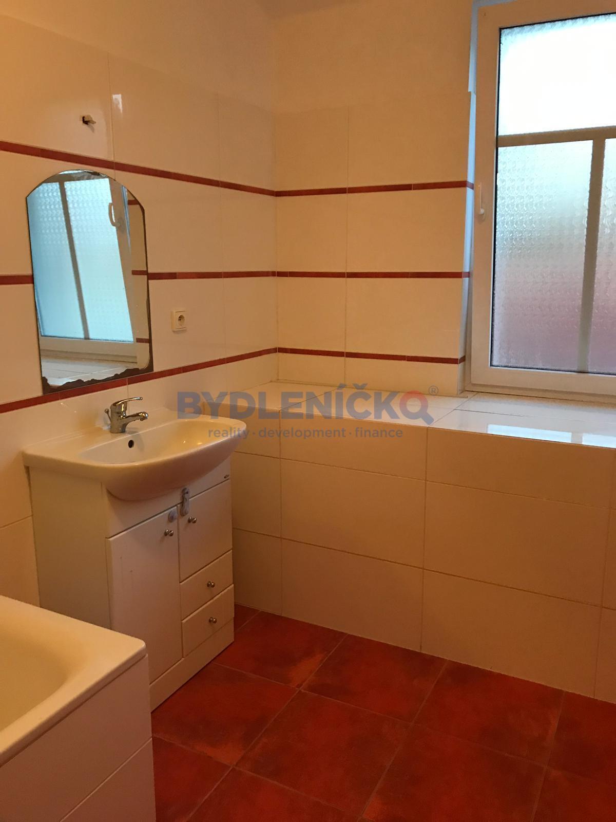 Pronájem světlého mezonetového bytu 2+kk, 74 m2, M