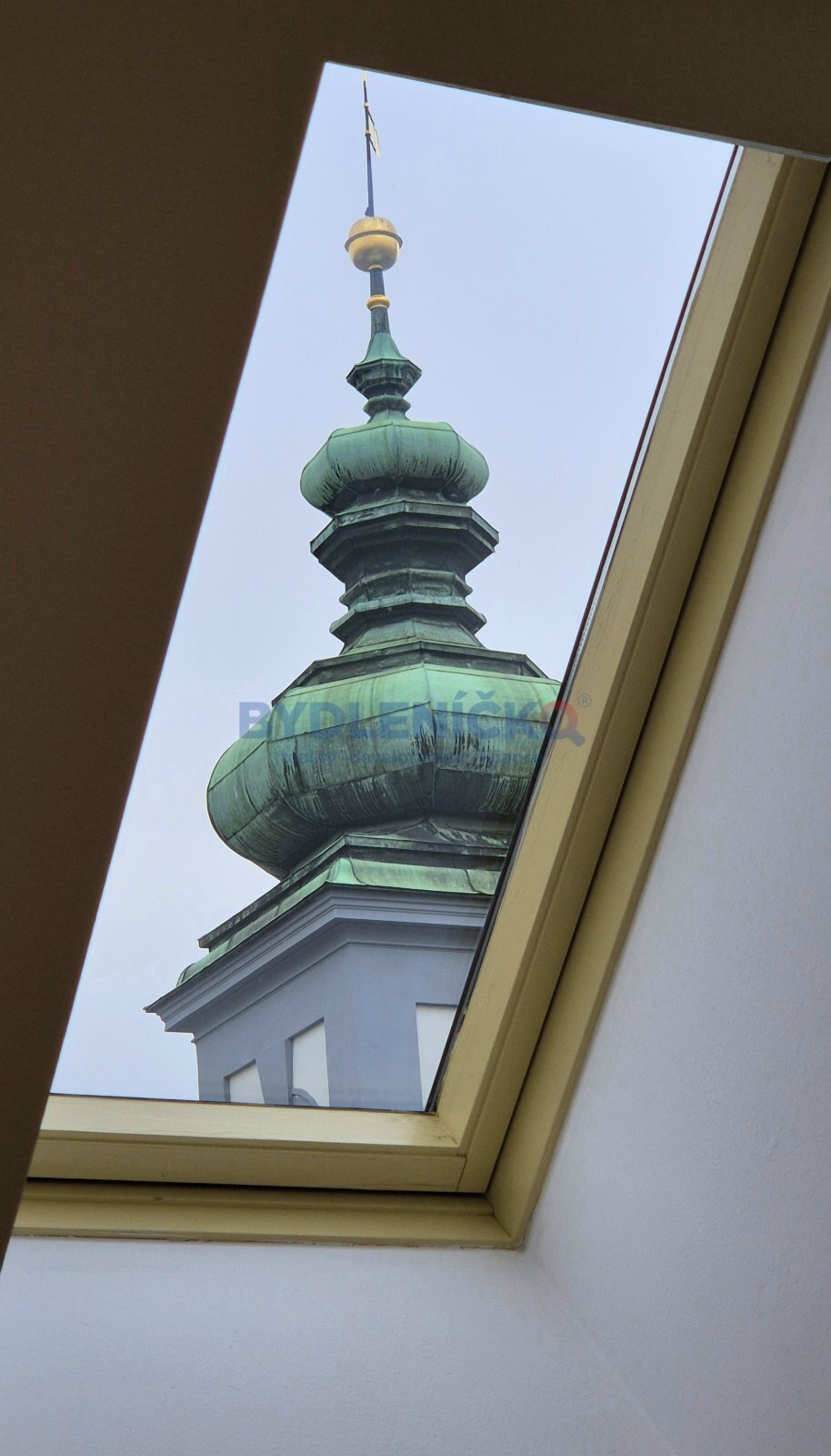 Pronájem krásného podkrovního bytu 1+kk v hist. do