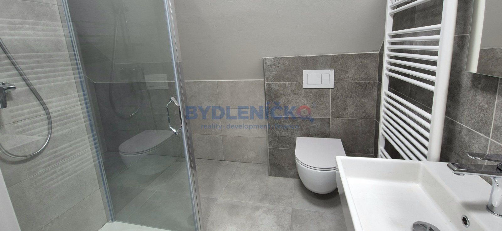 Pronájem krásného podkrovního bytu 1+kk v hist. do