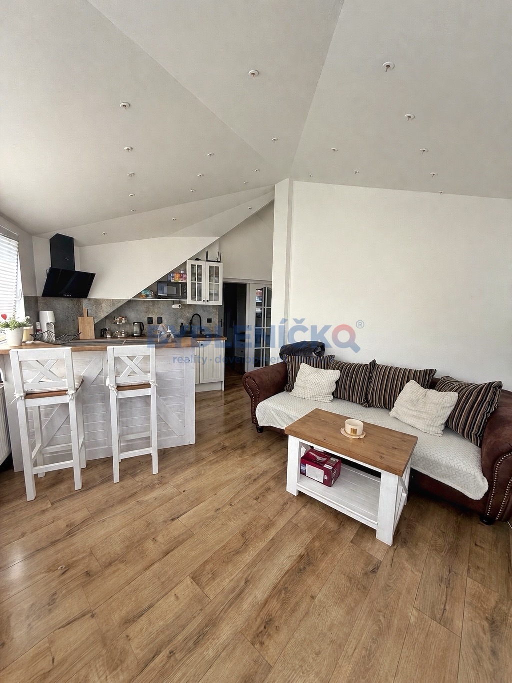 Pronájem podkrovního bytu 2+kk, 44 m2, po rekonstrukci, ulice Holečkova, České Budějovice