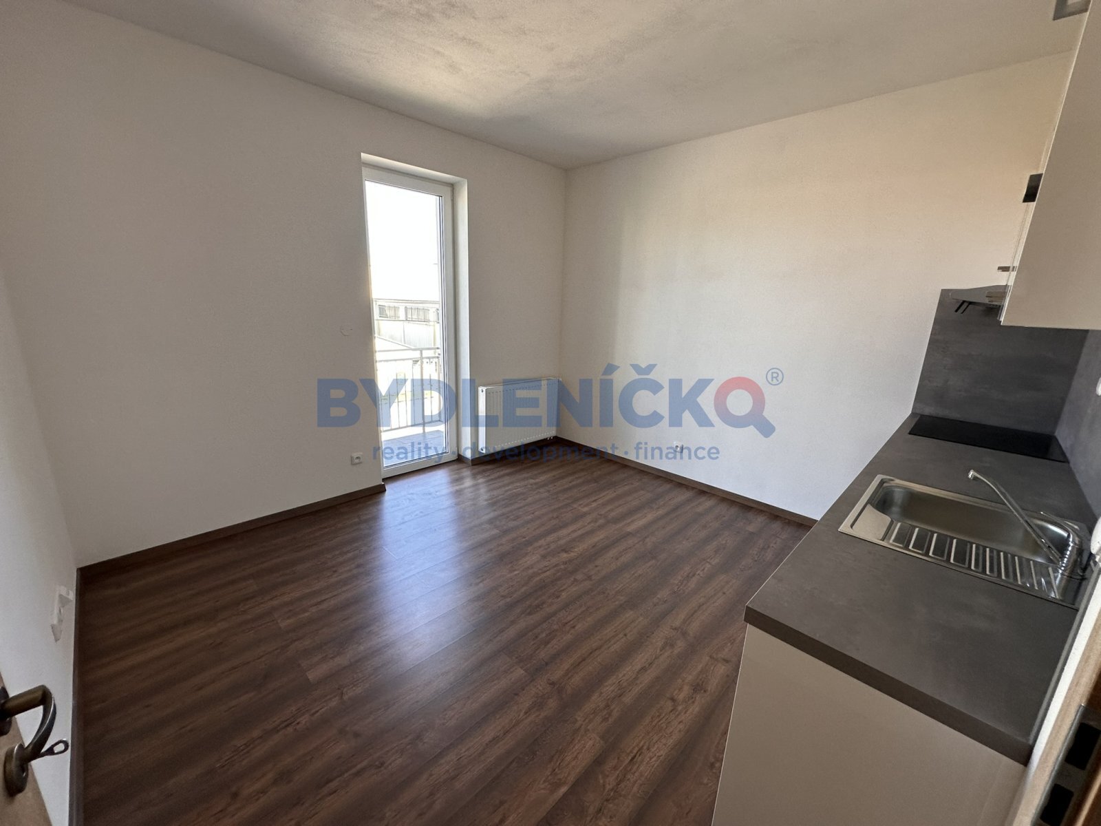 Pronájem bytu 1+1, 35 m2 s balkonem a parkováním,