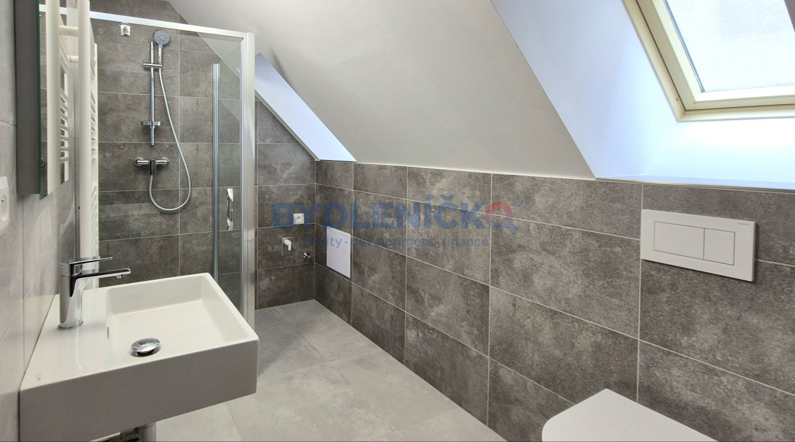 Pronájem podkrovního bytu 2+kk, 64m2, v hist. domě