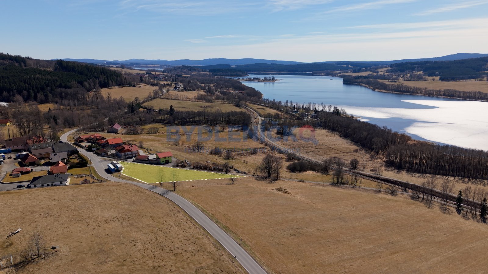 Prodej komerčního pozemku s krásným výhledem u jez