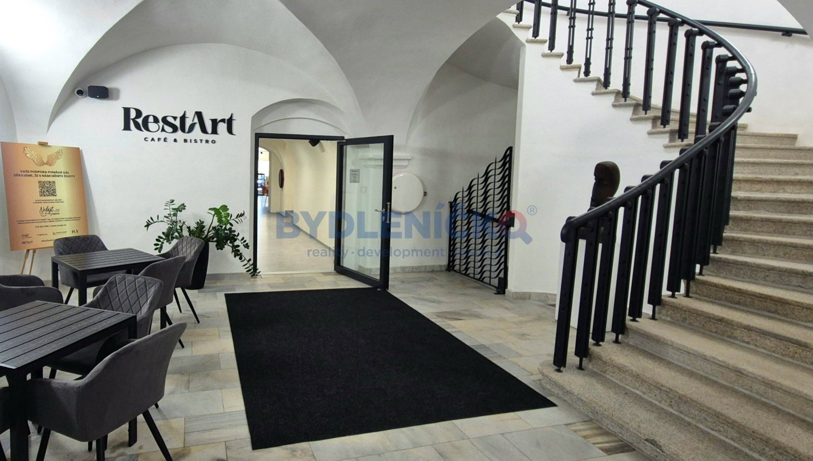 Pronájem kanceláře/ateliéru 38m2 s kuch. koutem a 