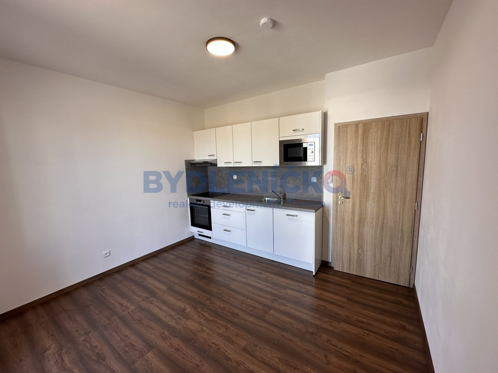 Pronájem bytu 1+1, 35 m2 s balkonem a parkováním,