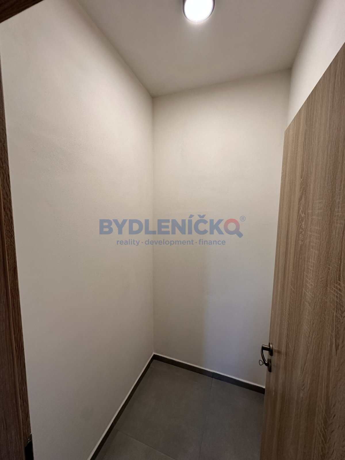 Pronájem bytu 1+1, 35 m2 s balkonem a parkováním,