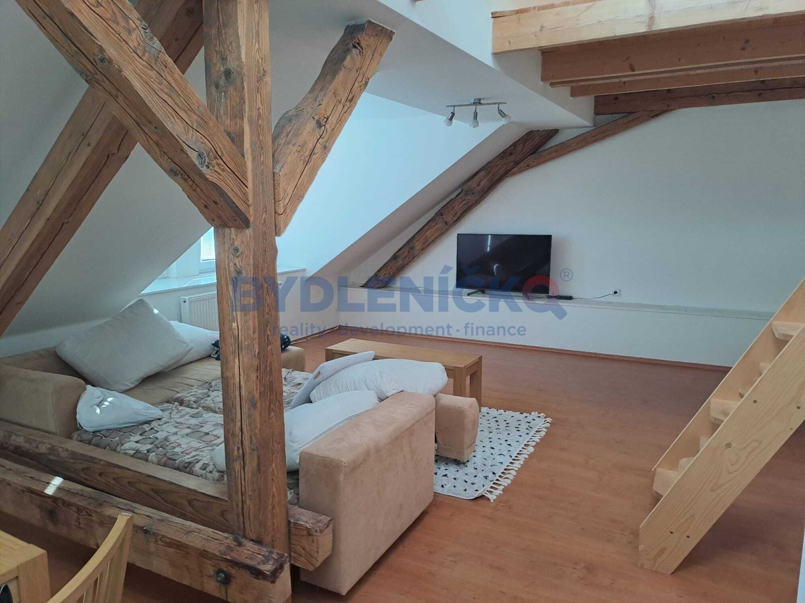 Pronájem podkrovního bytu 3+kk, 107m2, ulice Masar