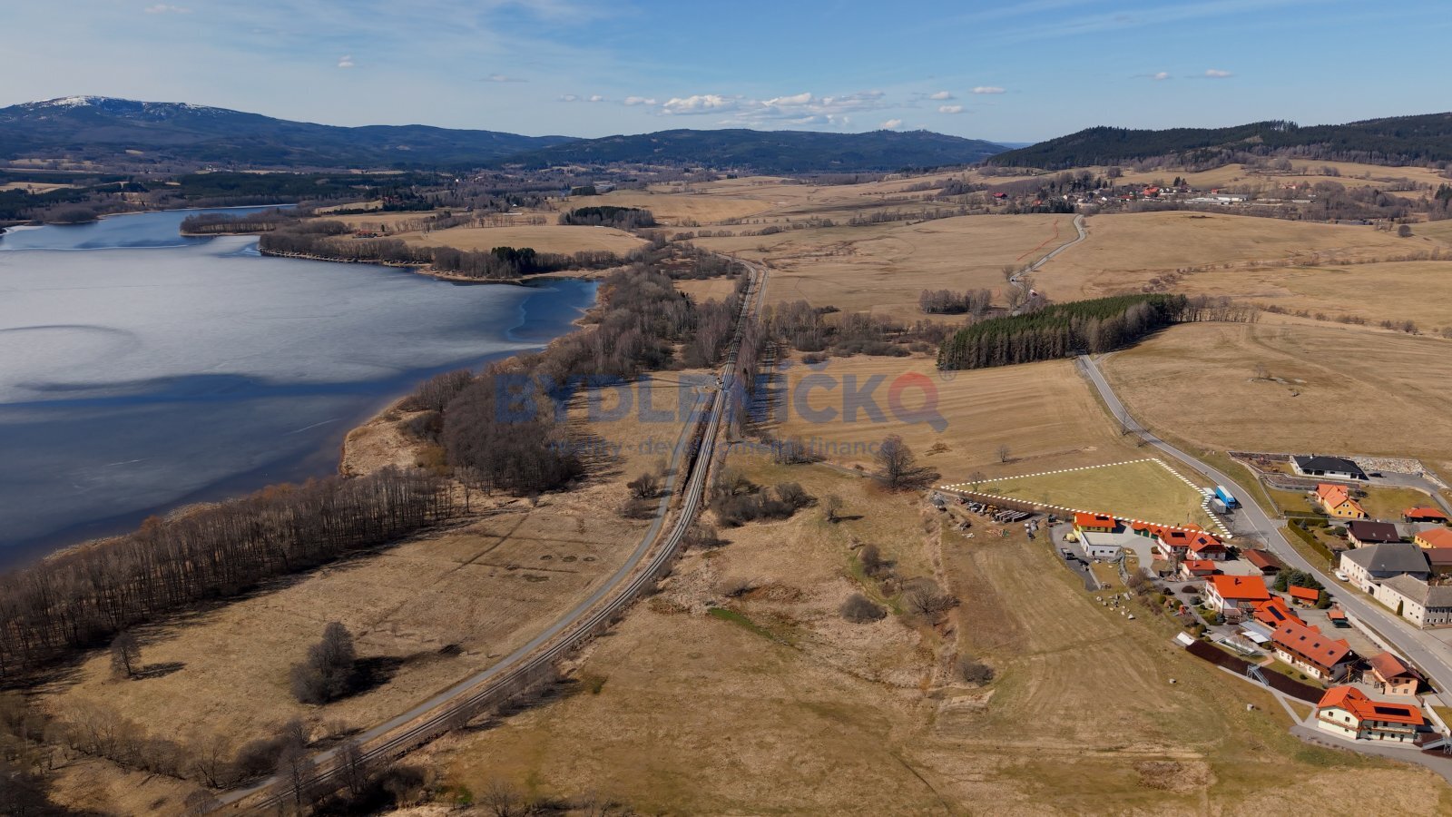 Prodej komerčního pozemku s krásným výhledem u jez
