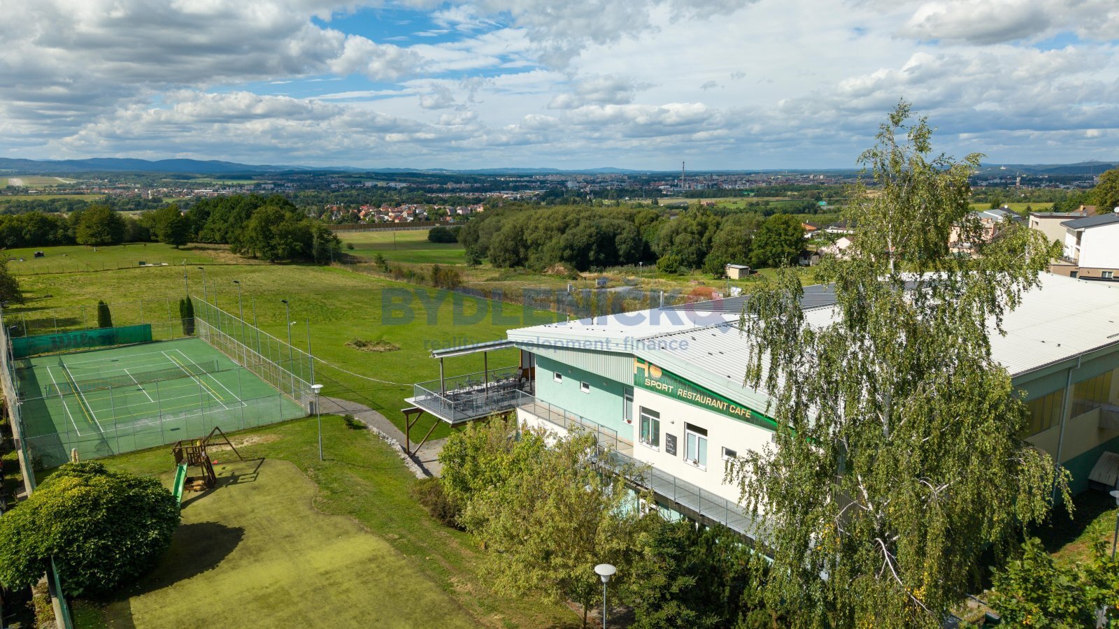 Prodej zaběhlého sportovního areálu HoSPORT, pozem