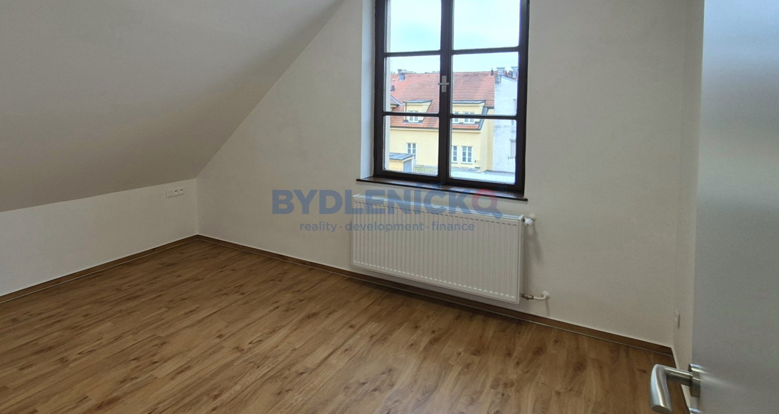 Pronájem podkrovního bytu 2+kk, 64m2, v hist. domě