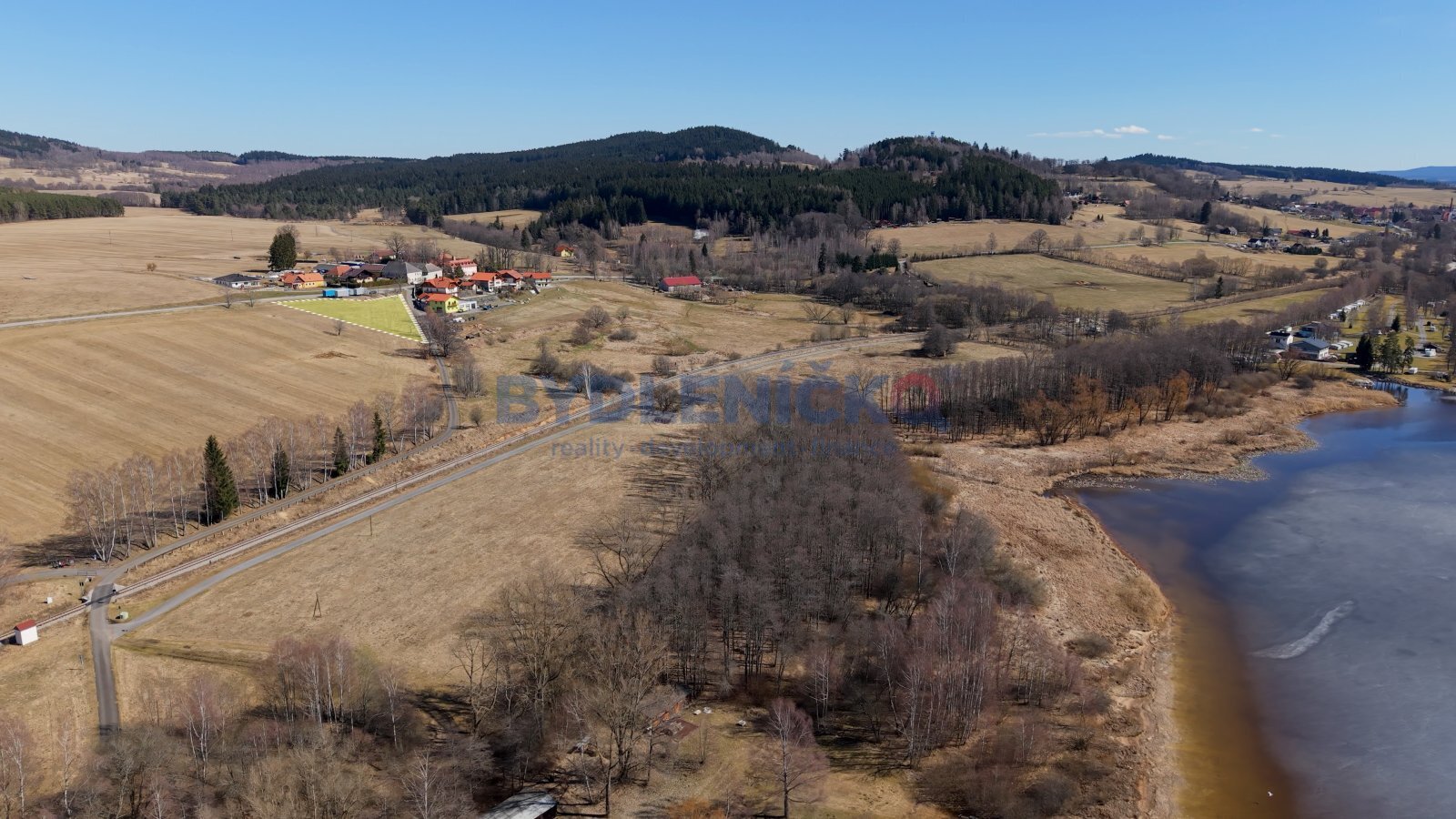 Prodej komerčního pozemku s krásným výhledem u jez