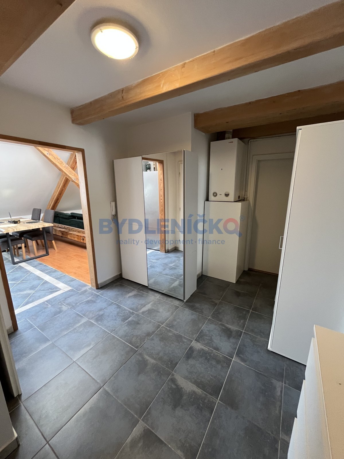 Pronájem podkrovního bytu 3+kk, 107m2, ulice Masar