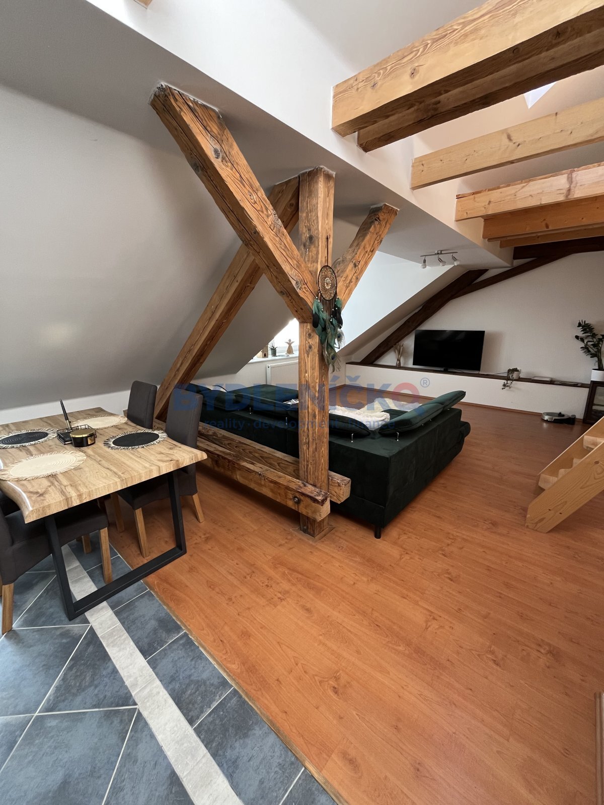 Pronájem podkrovního bytu 3+kk, 107m2, ulice Masar