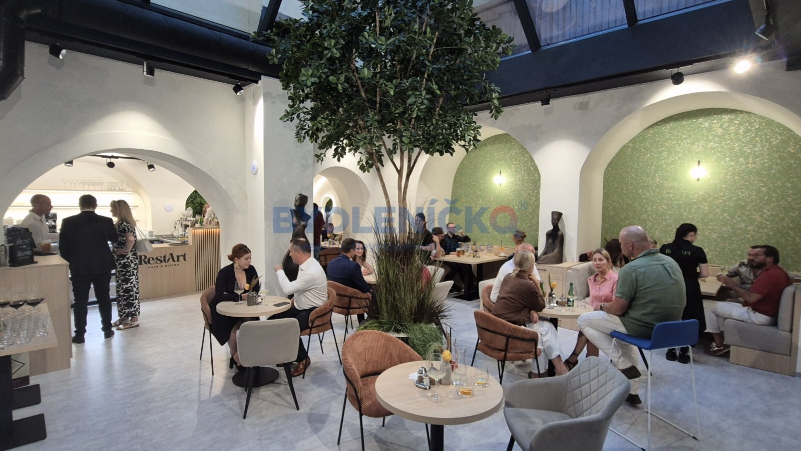 Pronájem komerčních prostor 90 m2, nám. Přemysla Otakara II., ČB - bistrokavárna v přízemí