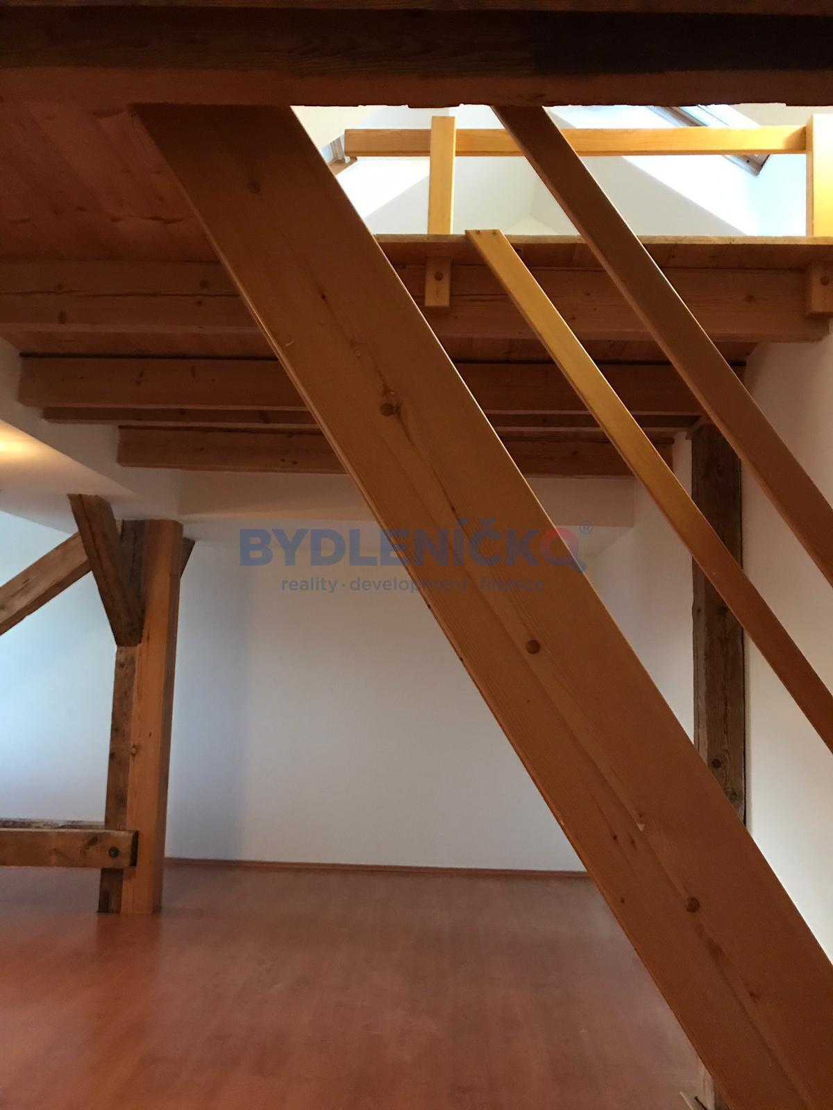 Pronájem světlého mezonetového bytu 2+kk, 74 m2, M