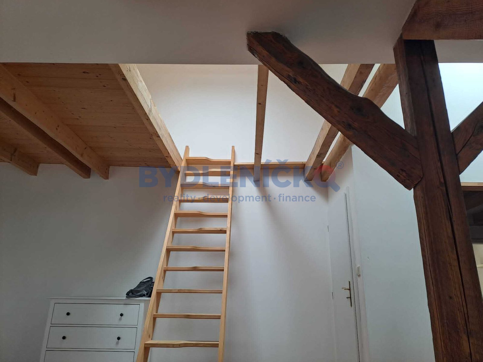 Pronájem podkrovního bytu 3+kk, 107m2, ulice Masar