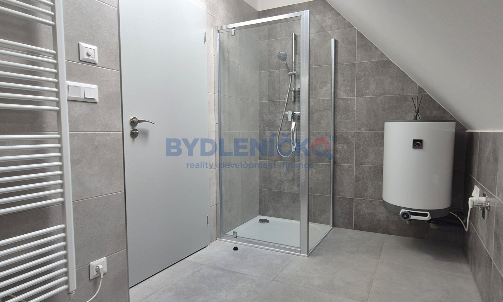 Pronájem kanceláře/ateliéru 38m2 s kuch. koutem a 