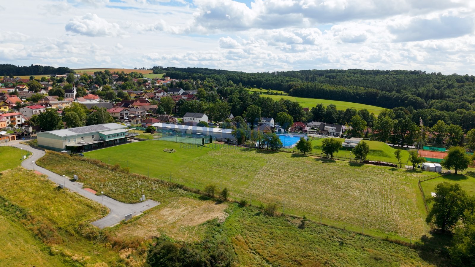 Prodej zaběhlého sportovního areálu HoSPORT, pozem