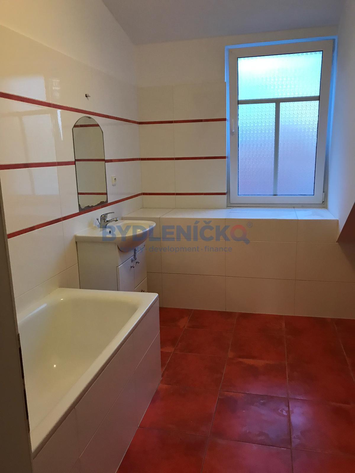 Pronájem světlého mezonetového bytu 2+kk, 74 m2, M