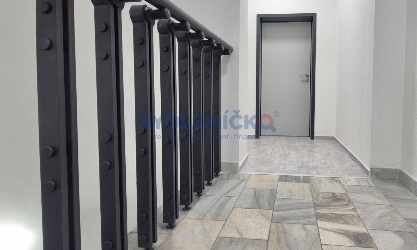 Pronájem kanceláře/ateliéru 38m2 s kuch. koutem a 