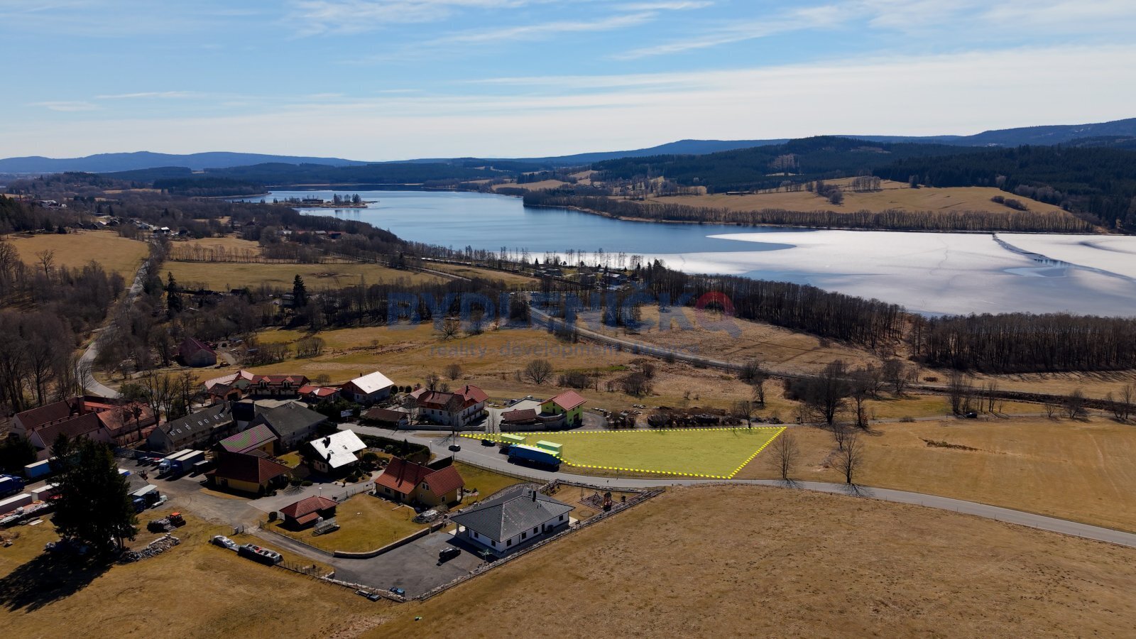 Prodej komerčního pozemku s krásným výhledem u jez