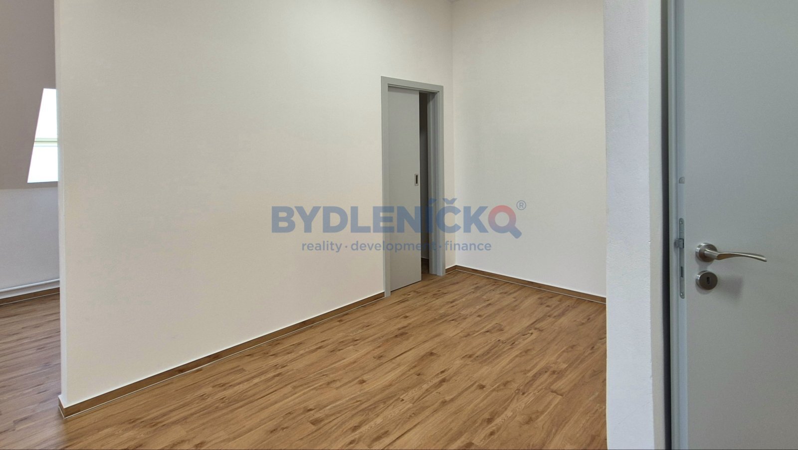 Pronájem podkrovního bytu 2+kk, 64m2, v hist. domě