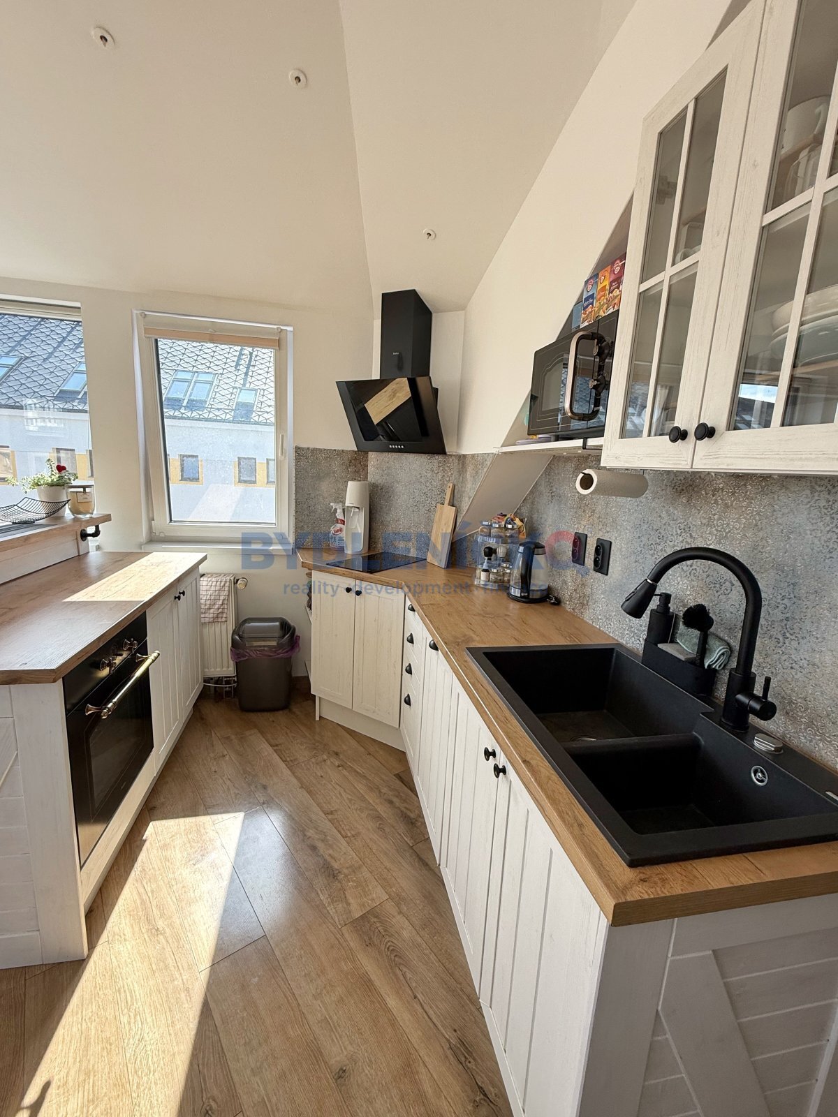 Pronájem podkrovního bytu 2+kk, 44 m2, po rekonstrukci, ulice Holečkova, České Budějovice