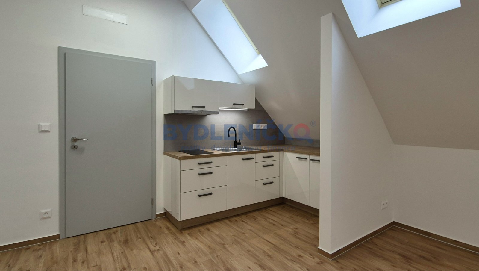 Pronájem krásného podkrovního bytu 1+kk v hist. do