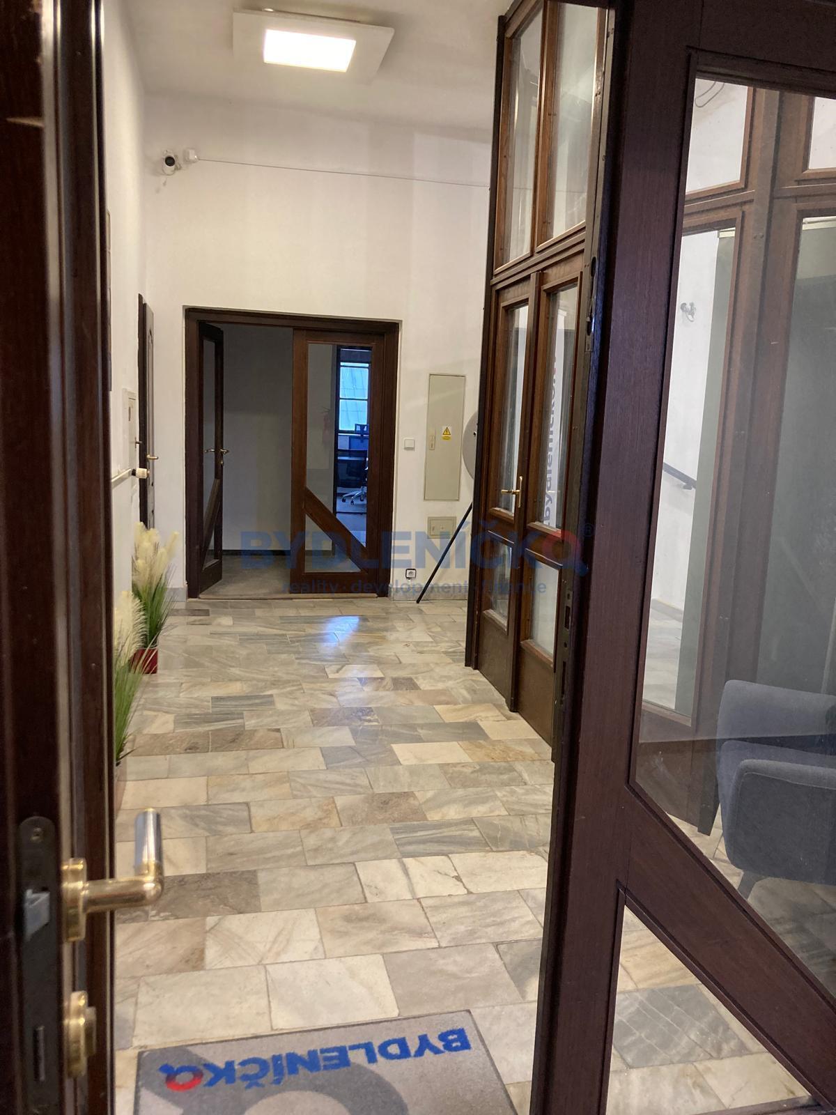 Pronájem komerčního prostor s krásným výhledem, 38,6 m2, nám. Přemysla Otakara II., České Budějovice