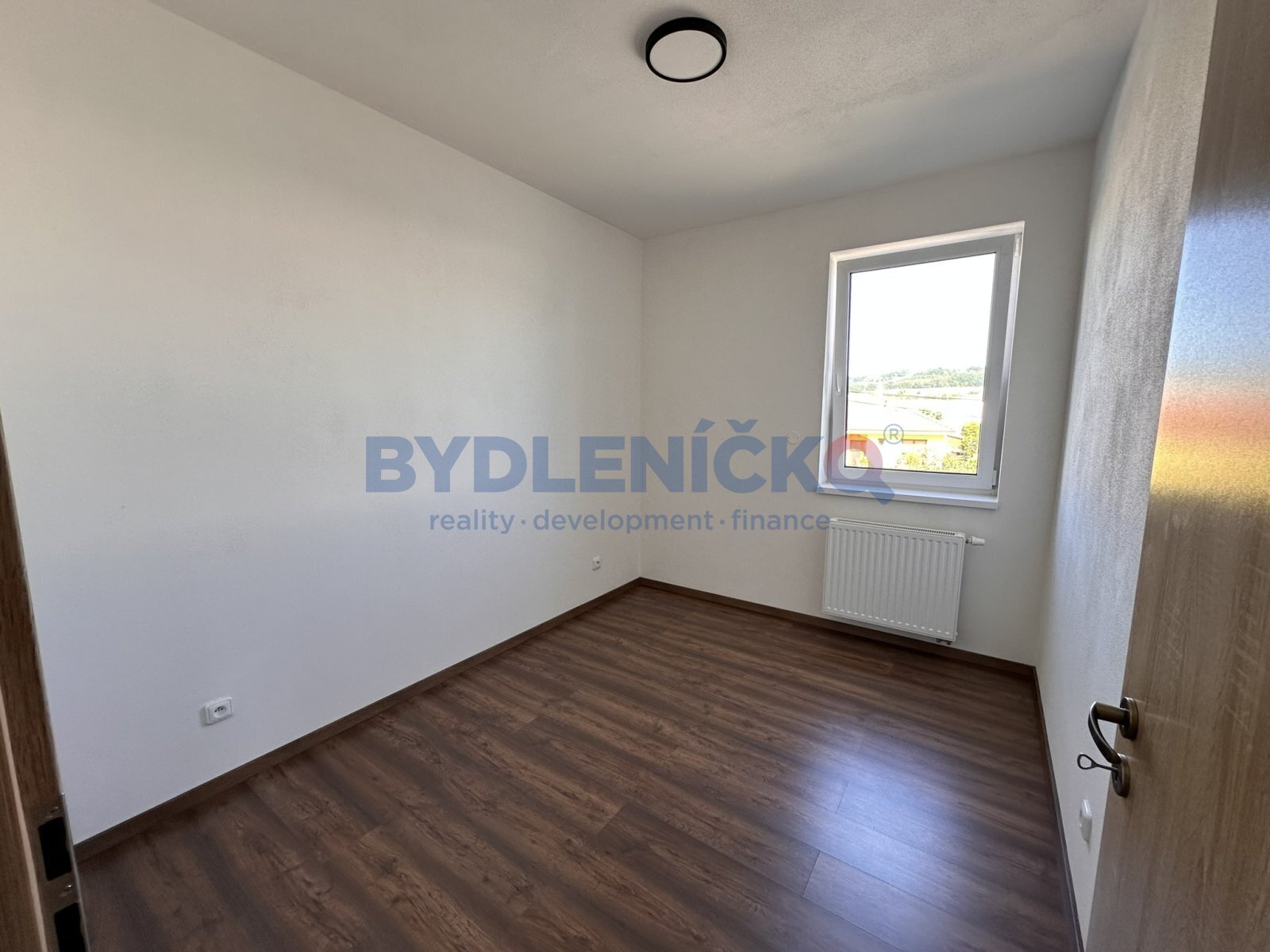 Pronájem bytu 1+1, 35 m2 s balkonem a parkováním,