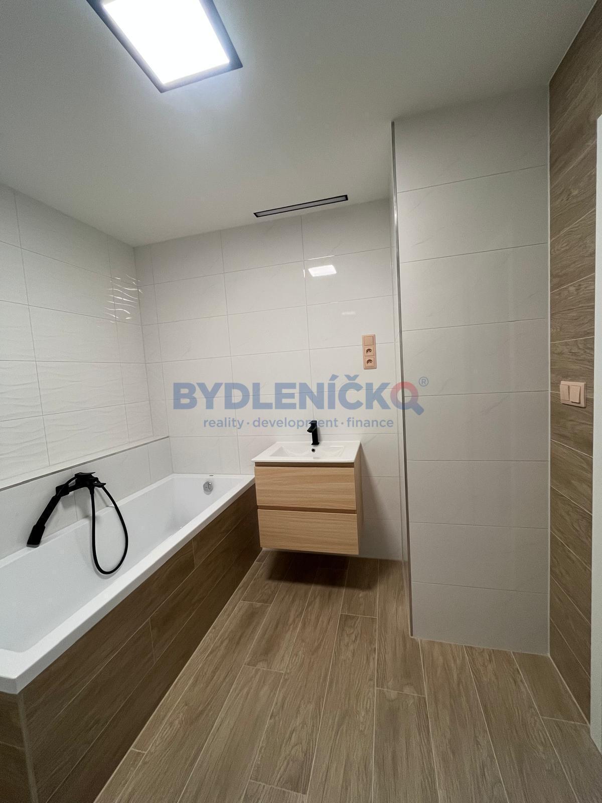 Pronájem bytu 2+kk, 69,4 m2, s terasou 9 m2, ulice Branišovská, České Budějovice