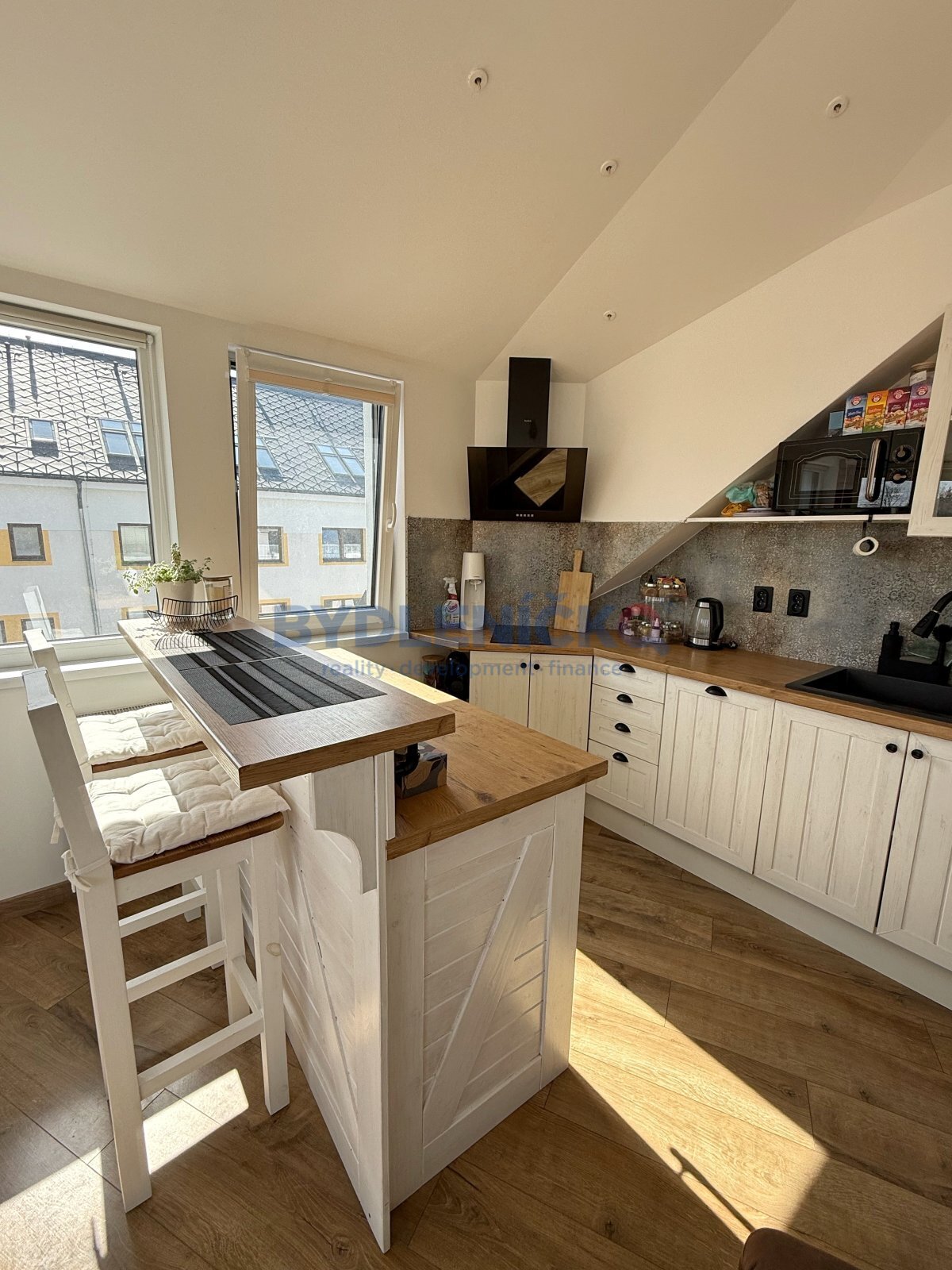 Pronájem podkrovního bytu 2+kk, 44 m2, po rekonstrukci, ulice Holečkova, České Budějovice