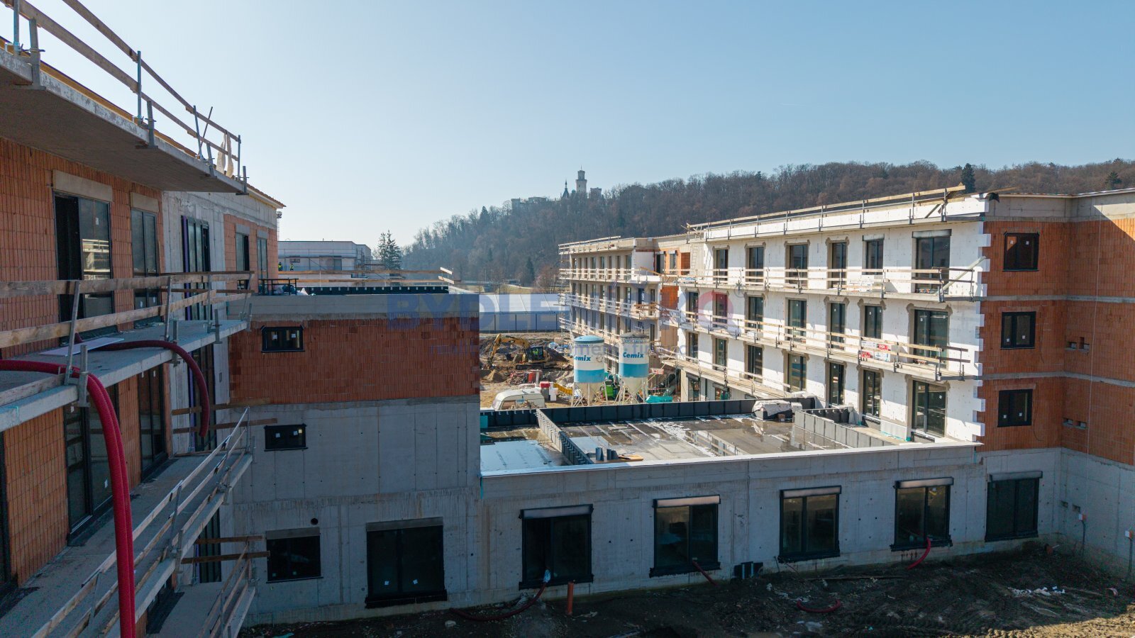 Prodej bytu 2+kk s balkonem, 54 m2, Hluboká nad Vl