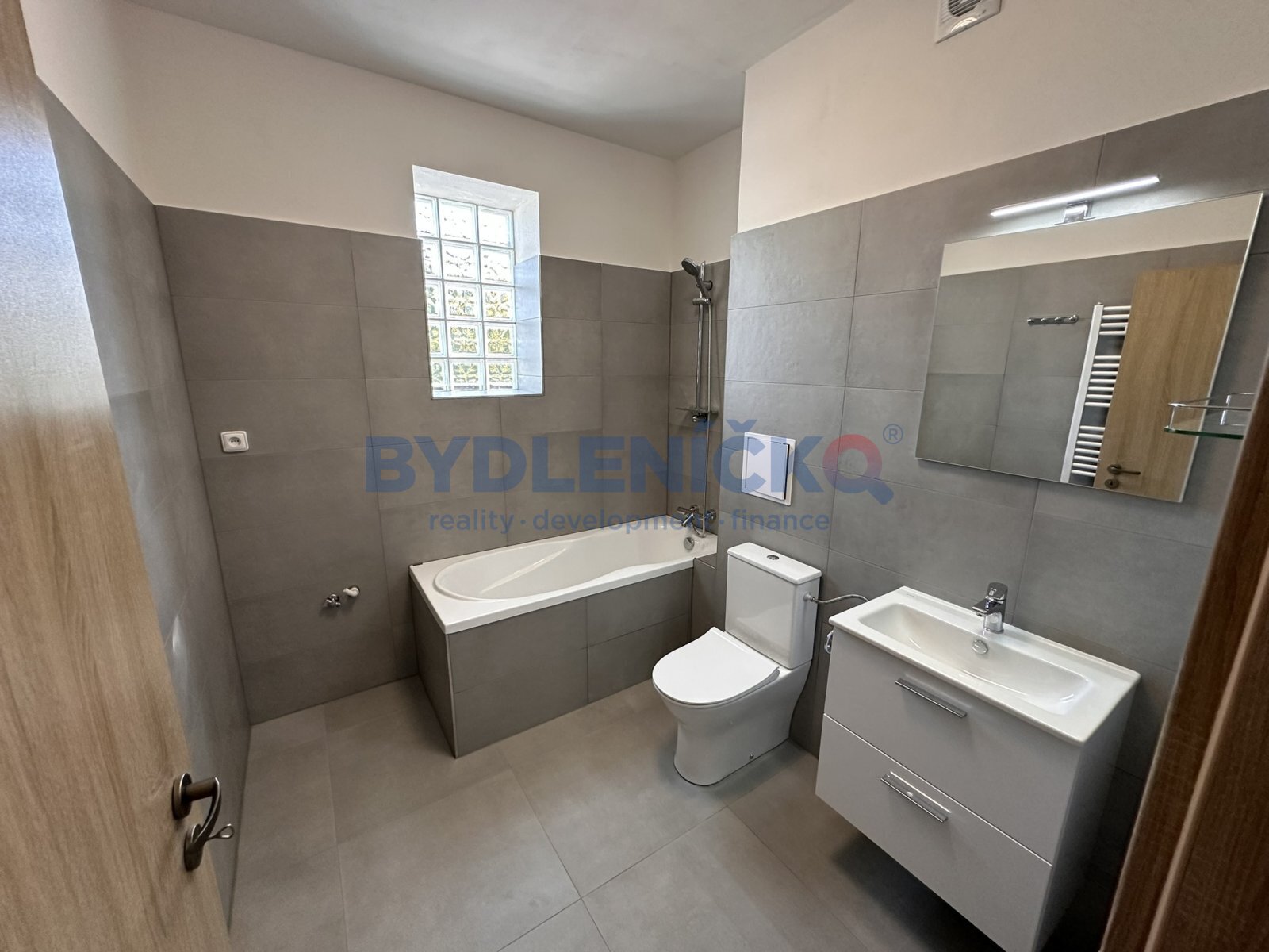 Pronájem bytu 1+1, 35 m2 s balkonem a parkováním,