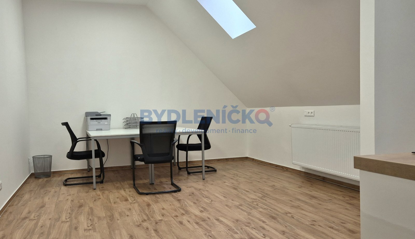 Pronájem kanceláře/ateliéru 38m2 s kuch. koutem a koupenou, nám. Přem. Ot. II., České Budějovice