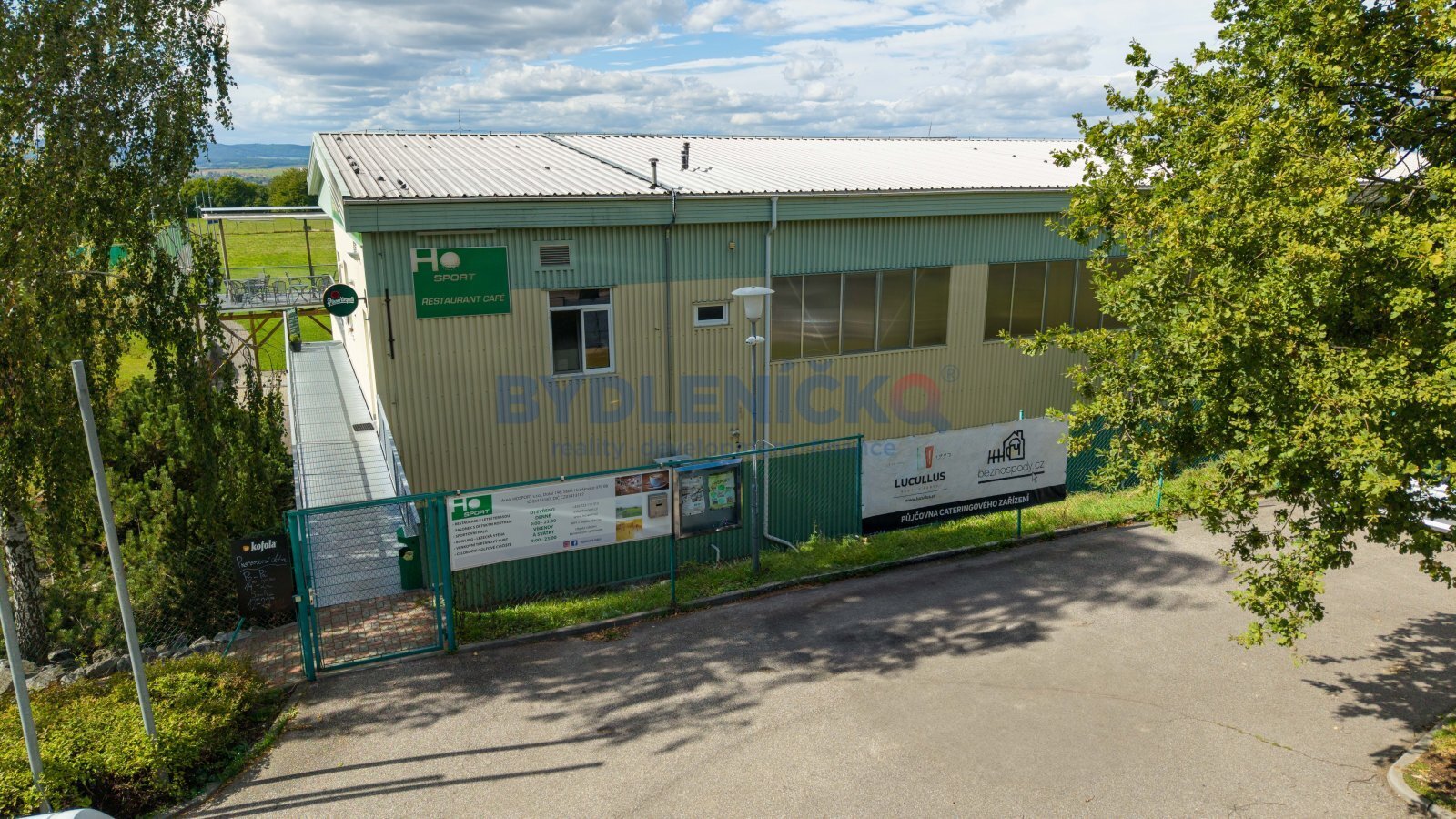Prodej zaběhlého sportovního areálu HoSPORT, pozem