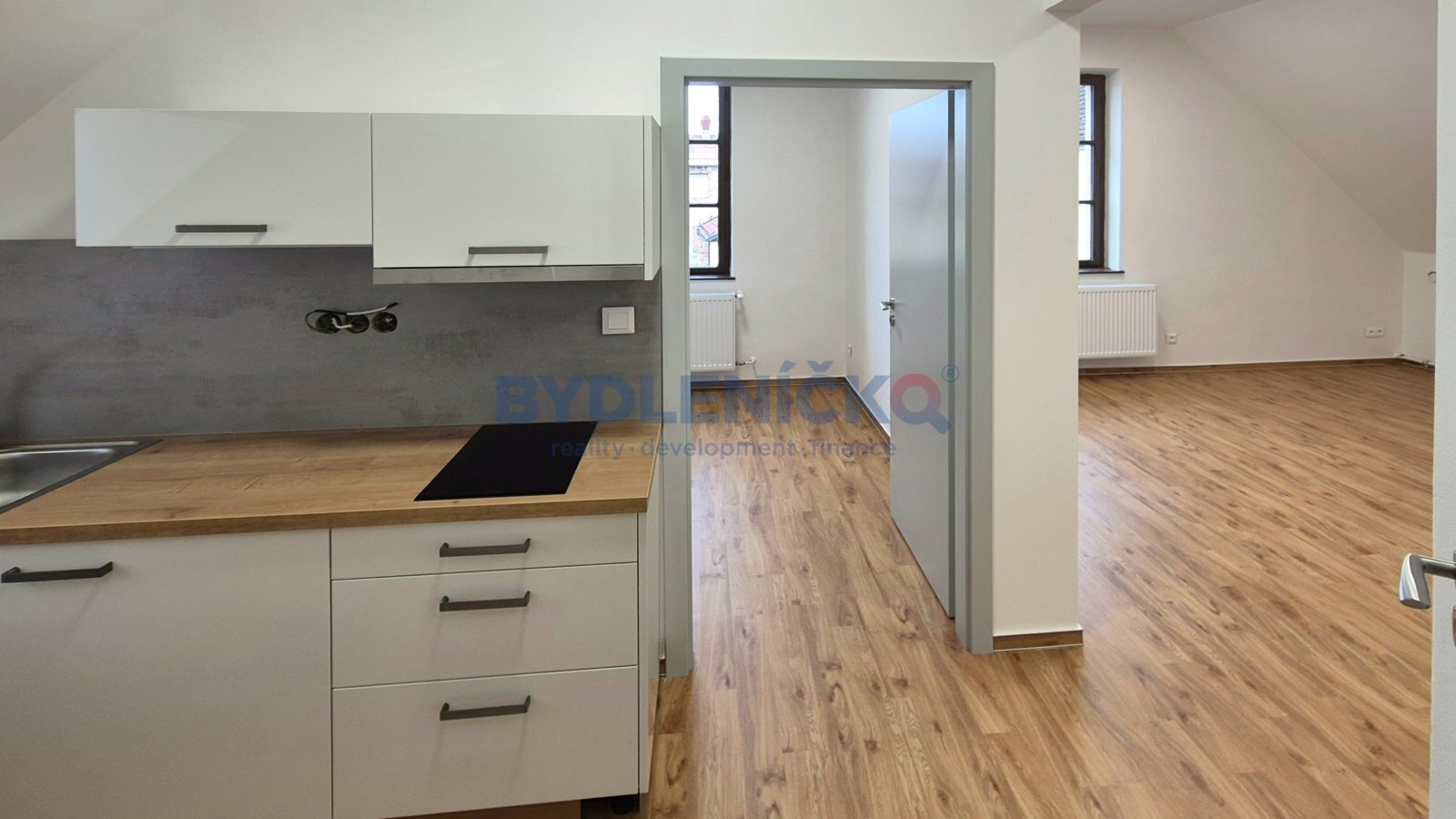 Pronájem podkrovního bytu 2+kk, 64m2, v hist. domě