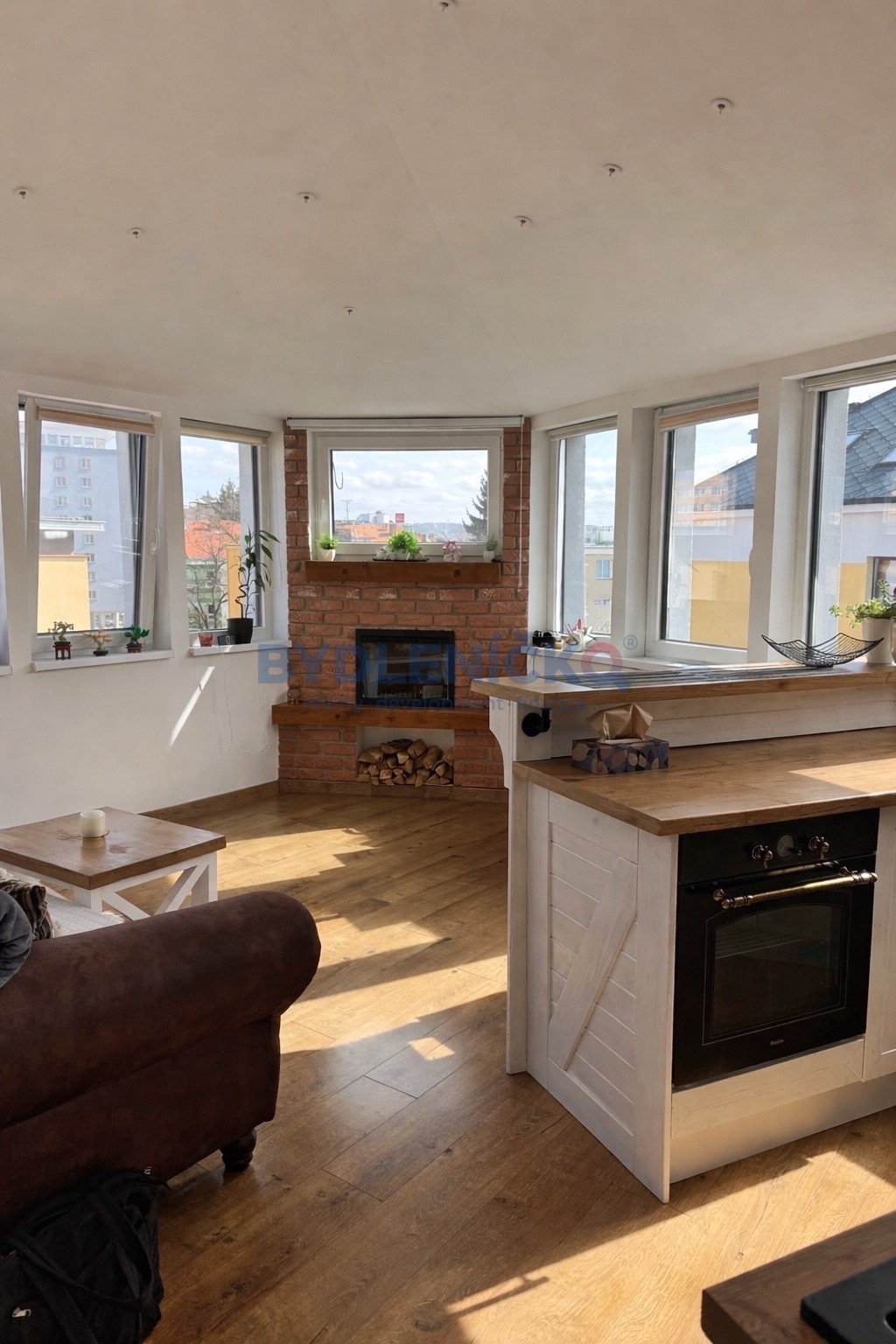 Pronájem podkrovního bytu 2+kk, 44 m2, po rekonstrukci, ulice Holečkova, České Budějovice