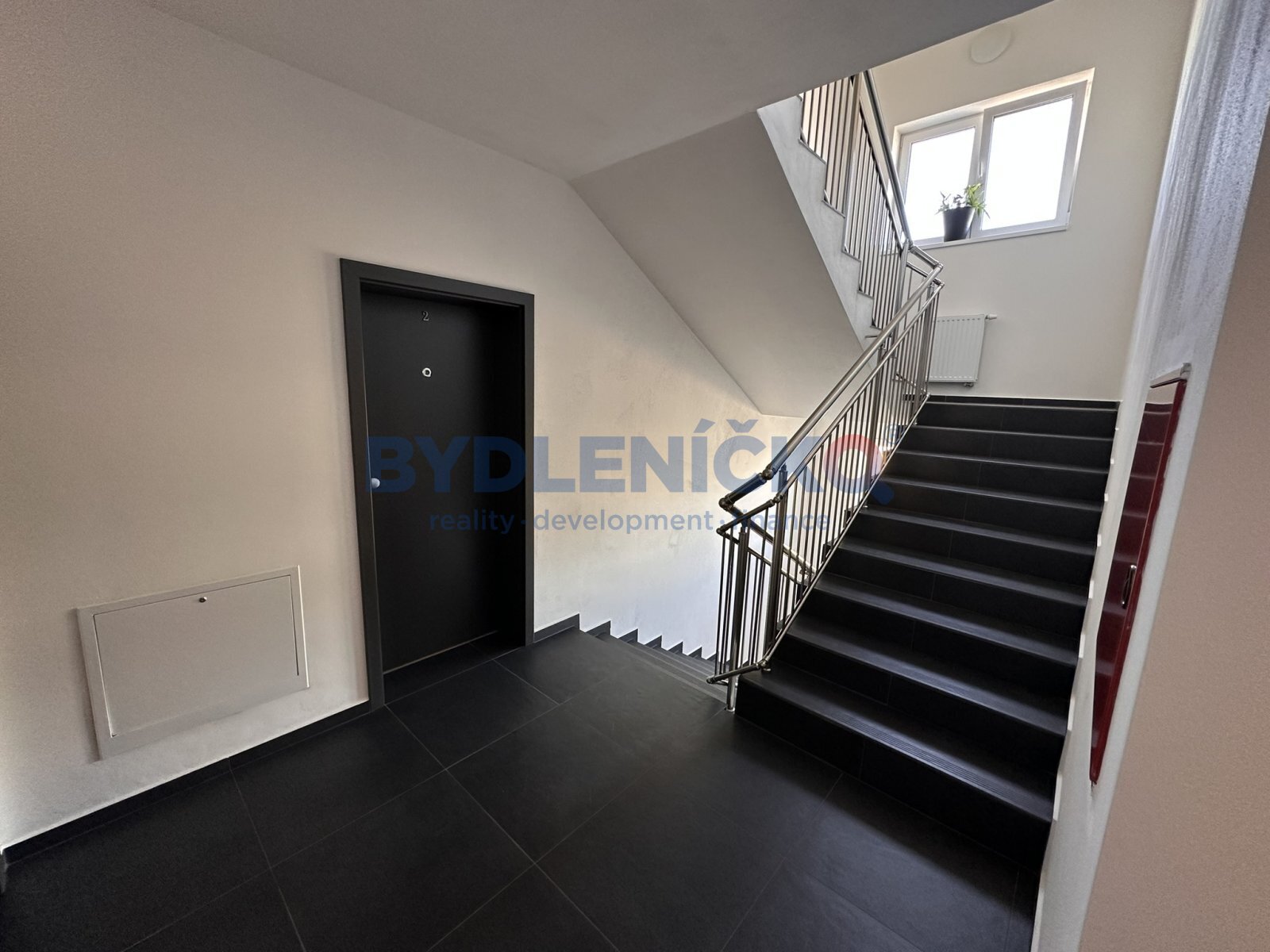 Pronájem bytu 1+1, 35 m2 s balkonem a parkováním,