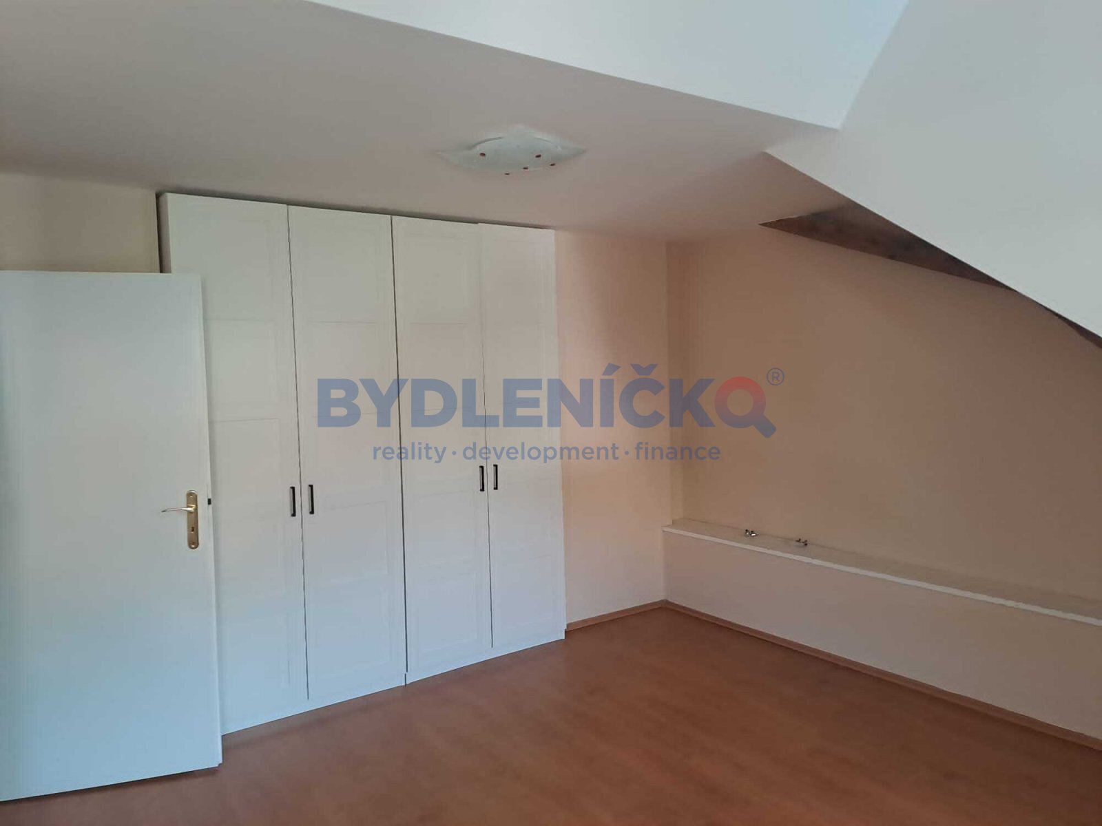 Pronájem podkrovního bytu 3+kk, 107m2, ulice Masar