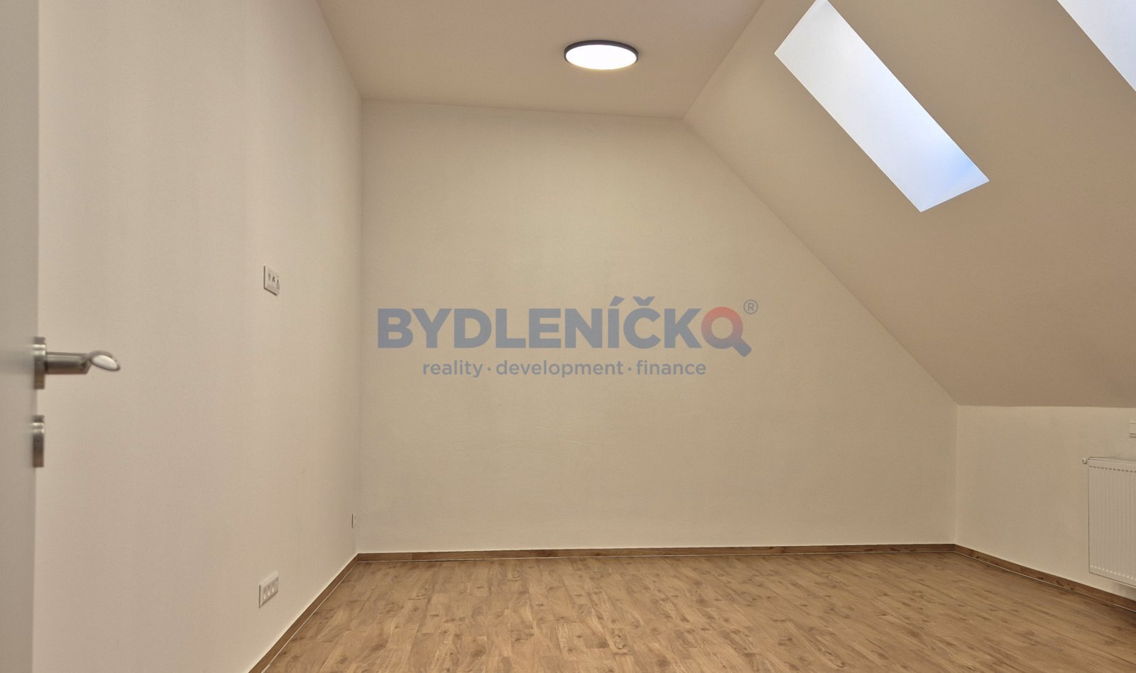 Pronájem kanceláře/ateliéru 38m2 s kuch. koutem a 