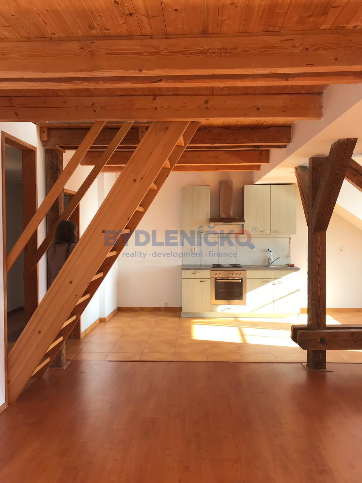 Pronájem světlého mezonetového bytu 2+kk, 74 m2, M