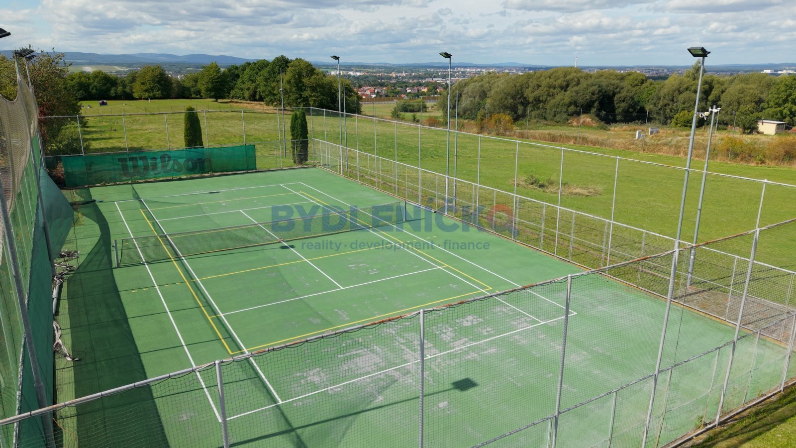 Prodej zaběhlého sportovního areálu HoSPORT, pozem