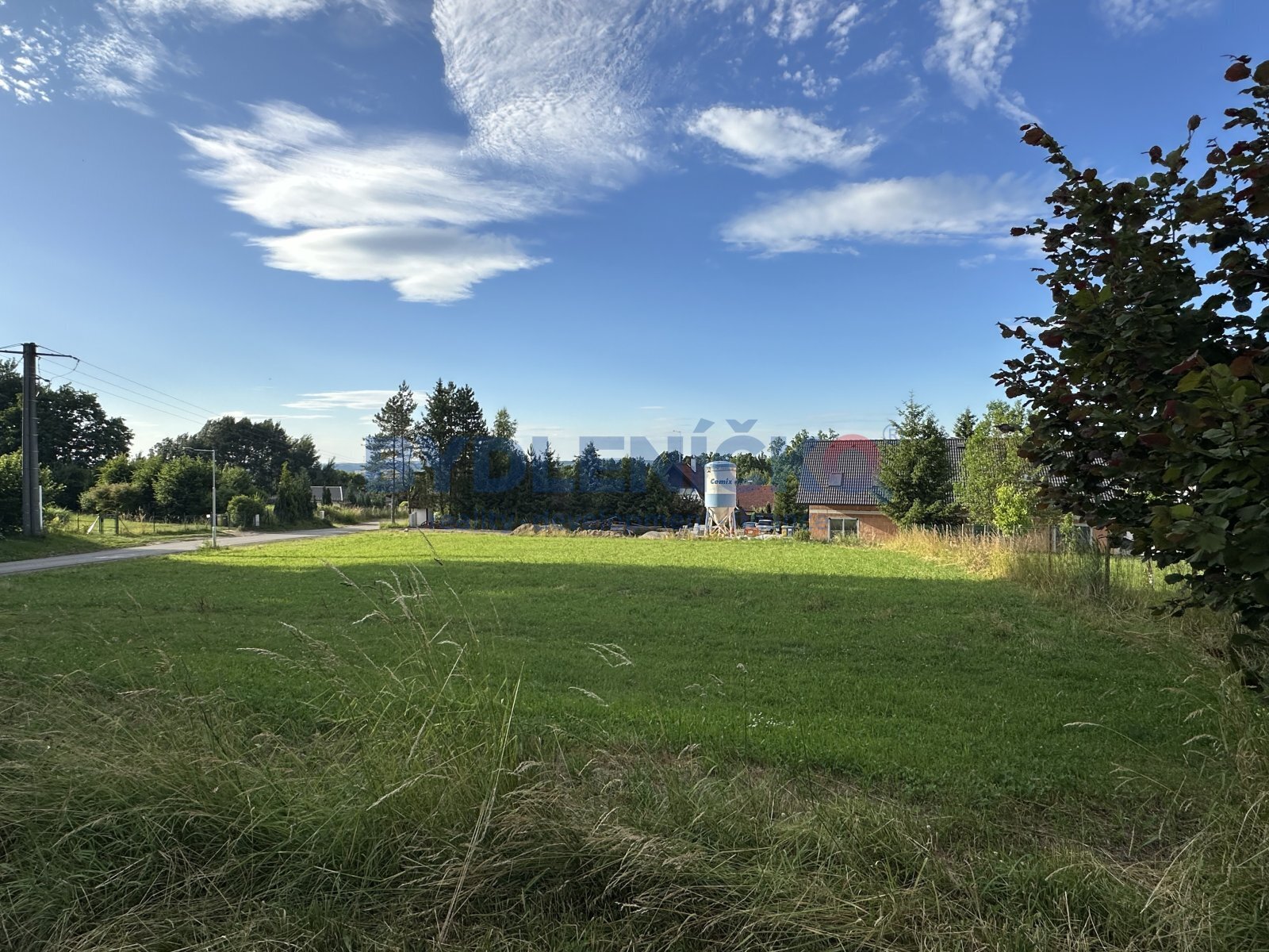 IProdej stavební parcely 1282 m2 ve Starých Hodějo