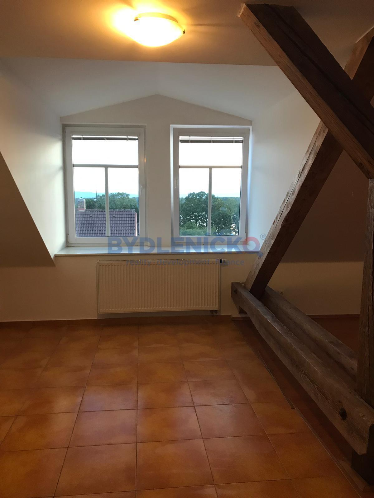 Pronájem světlého mezonetového bytu 2+kk, 74 m2, M