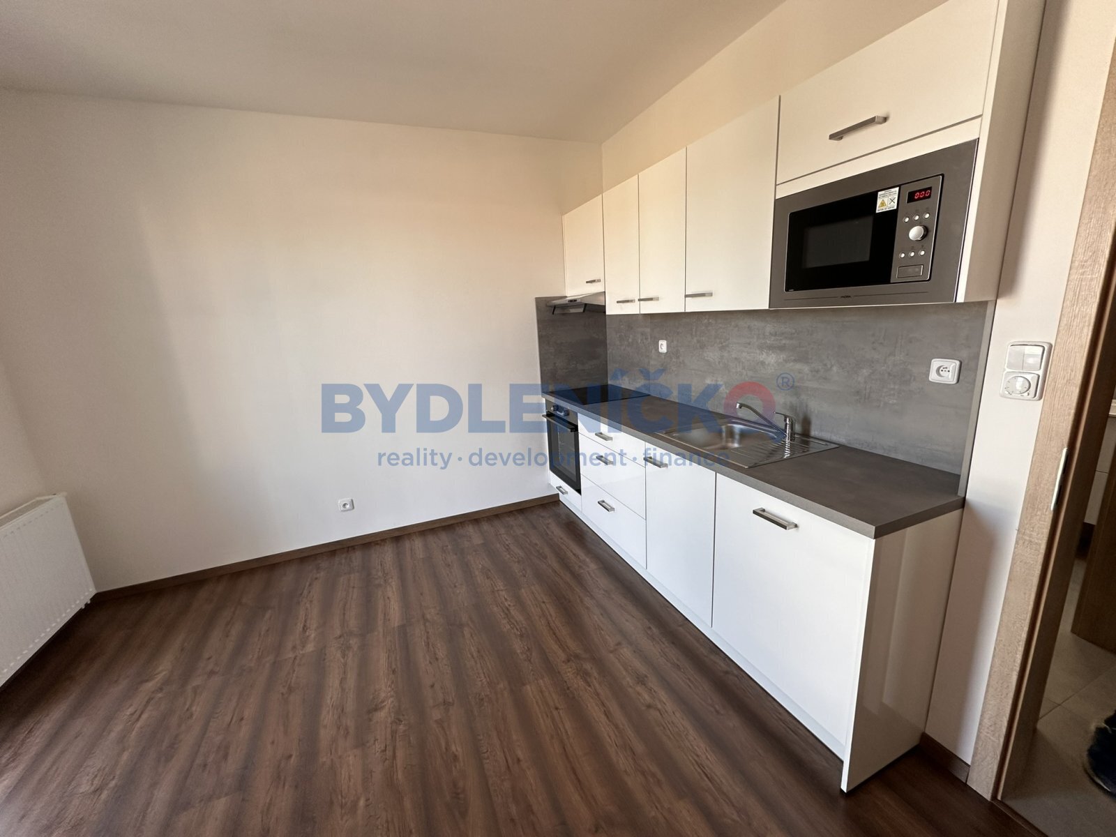 Pronájem bytu 1+1, 35 m2 s balkonem a parkováním,