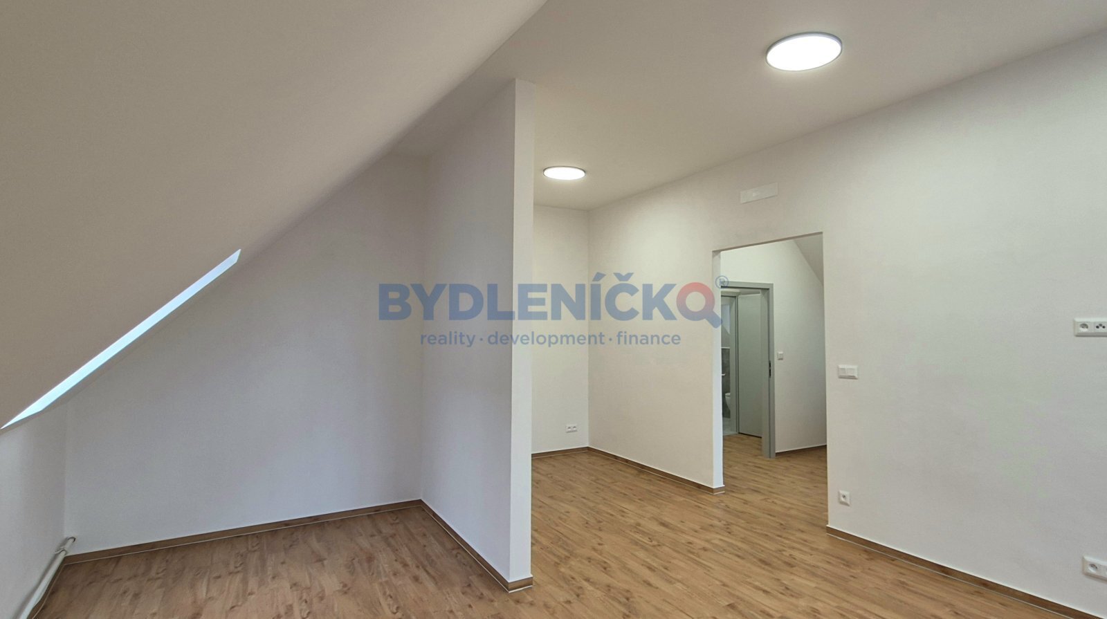 Pronájem podkrovního bytu 2+kk, 64m2, v hist. domě