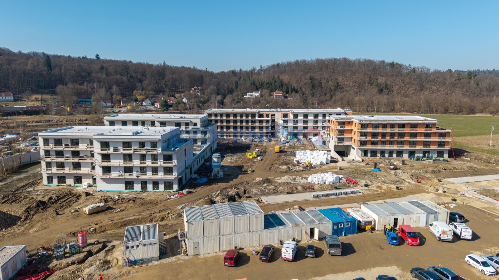 Prodej bytu 2+kk s balkonem, 54 m2, Hluboká nad Vl