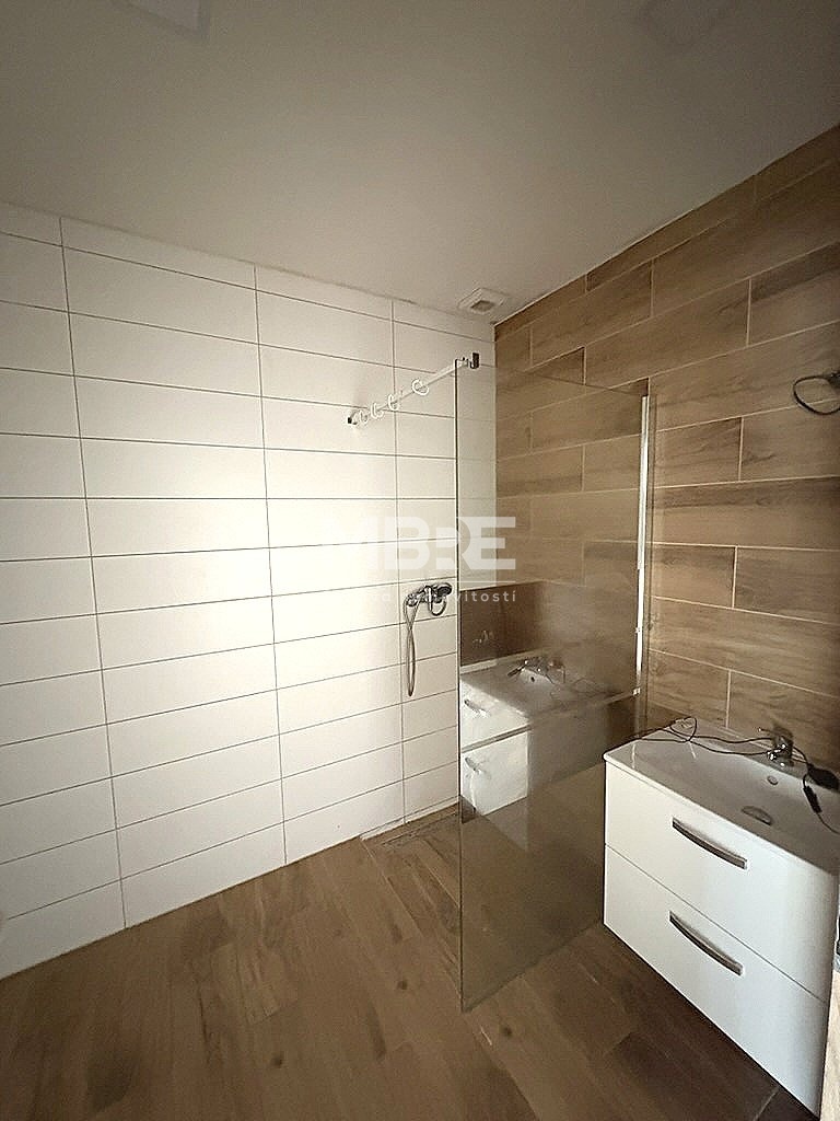 083C77EB-F643-4BF8-979B-55AFB96067E0_1_105_c